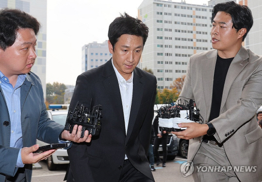 마약 투약 혐의를 받는 배우 이선균씨가 4일 오후 조사를 받기 위해 인천논현경찰서에 있는 인천경찰청 마약범죄수사계에 재출석하고 있다. 연합뉴스